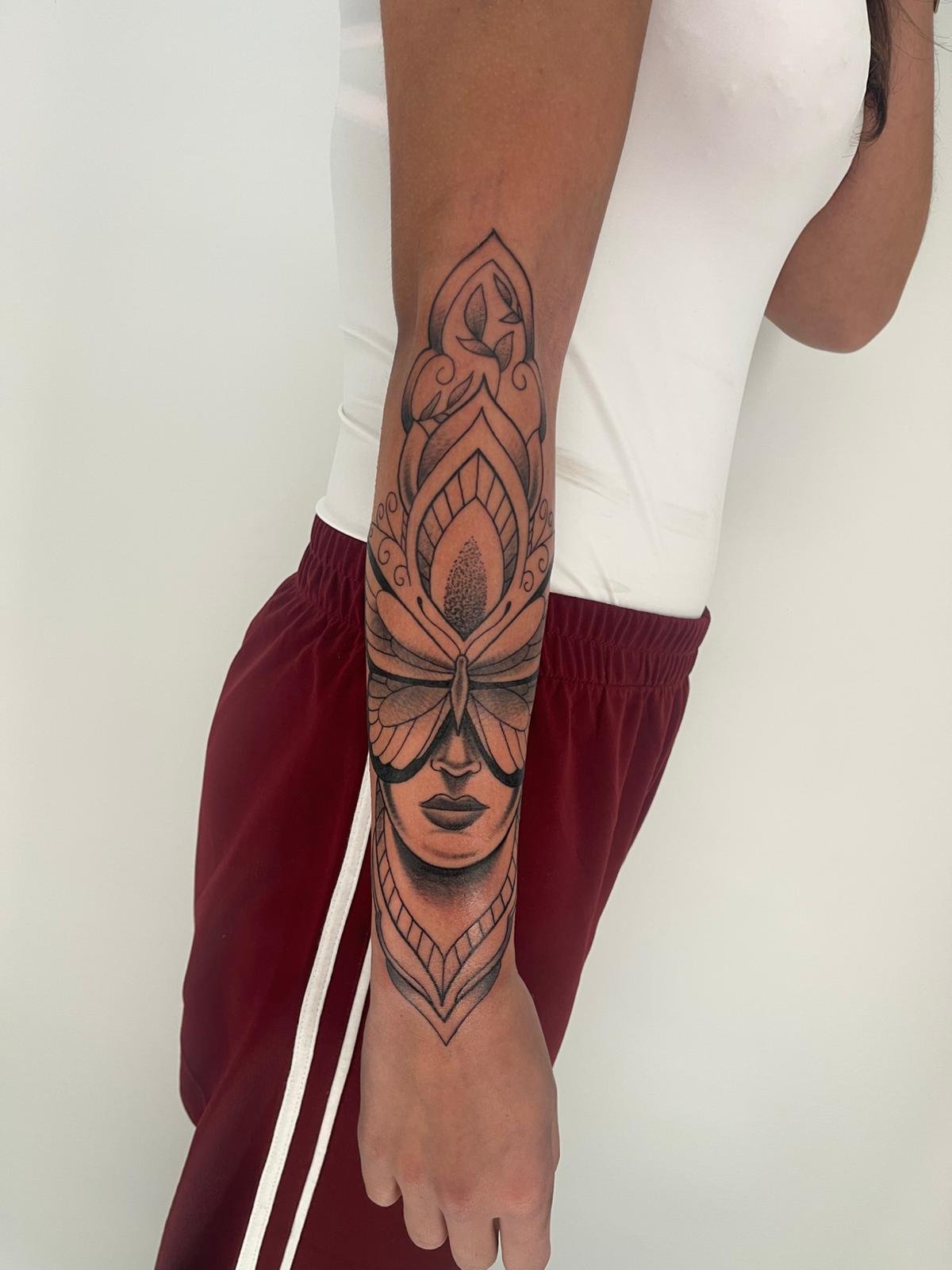 Fineline tattoo detail